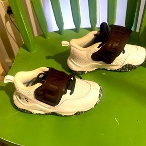 Youth Under Armour zone BB2 basketball shoes brand new